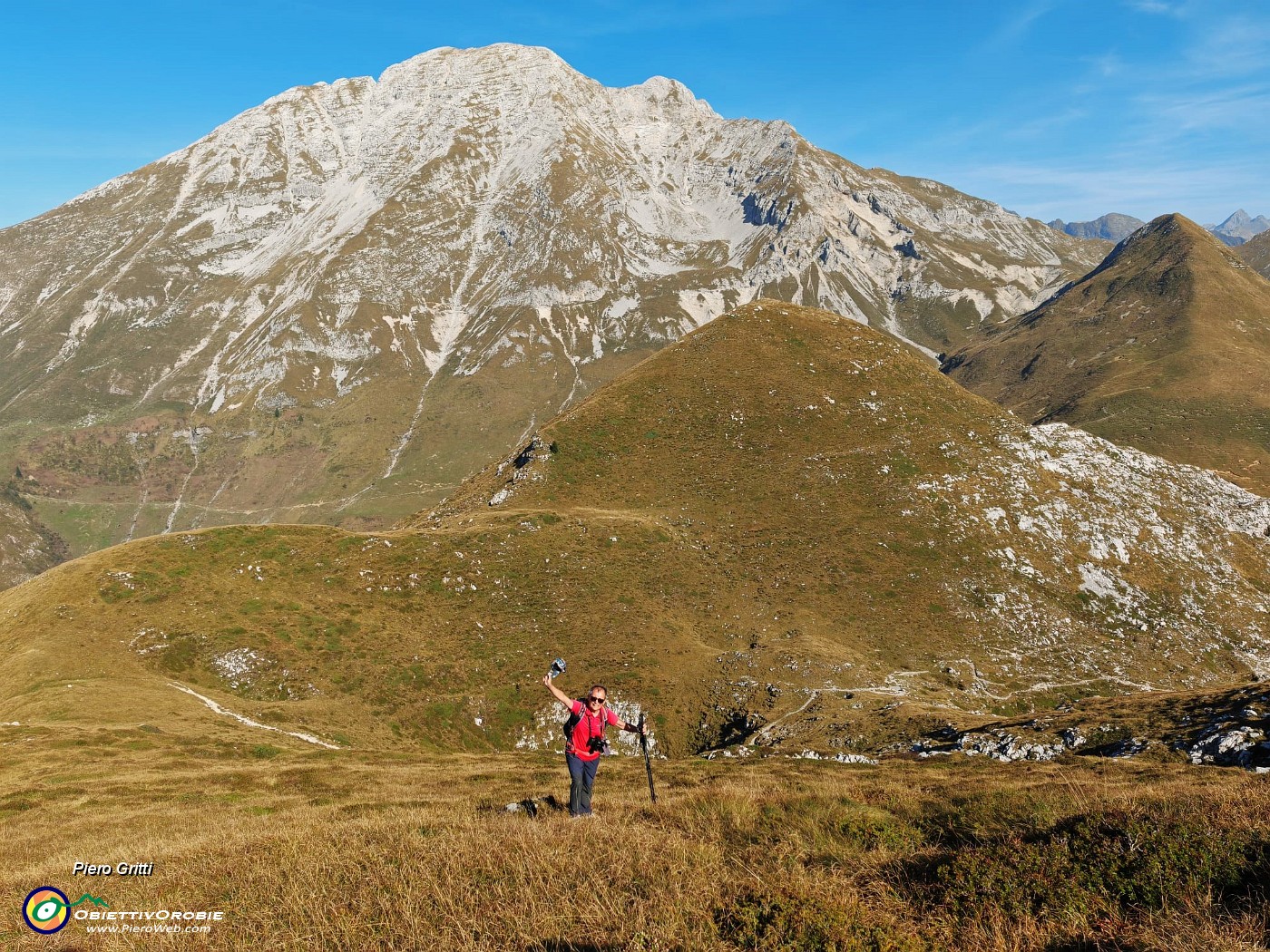 30 In ripida salita su labile traccia sul costone nord erboso di Cima Foppazzi con vista in Arera.jpg